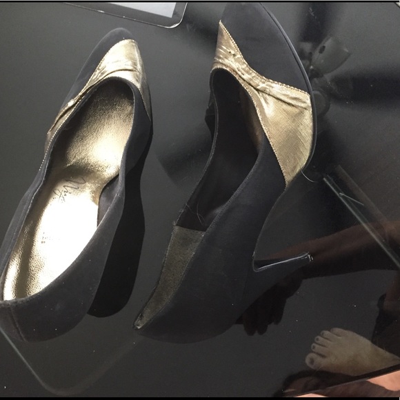 BLACK/GOLD HEELS - Picture 3 of 8